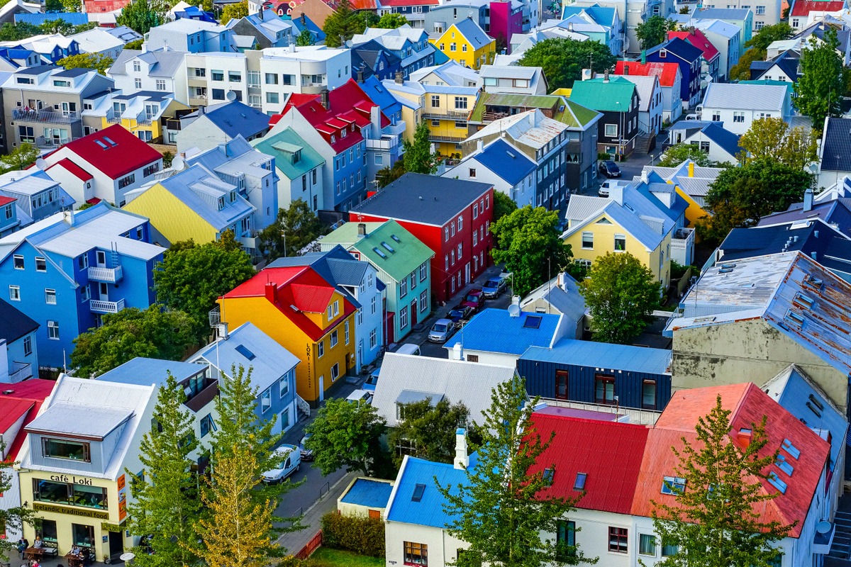Bunte Holzhäuser und Blechdächer im Zentrum von Reykjavík aus der Luft