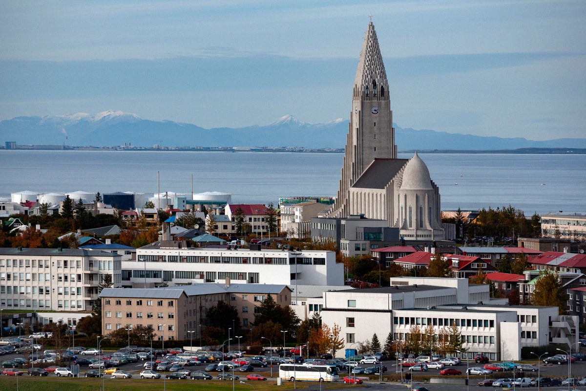 Die Hallgrímskirkja überragt die Innenstadt von Reykjavík, dahinter das Meer