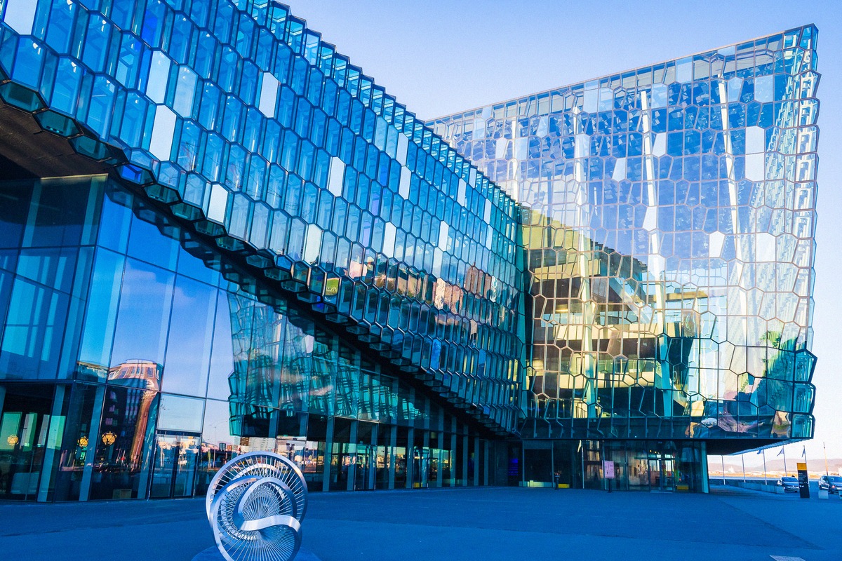 Glasfassade des Konzerthauses Harpa am alten Hafen von Reykjavík