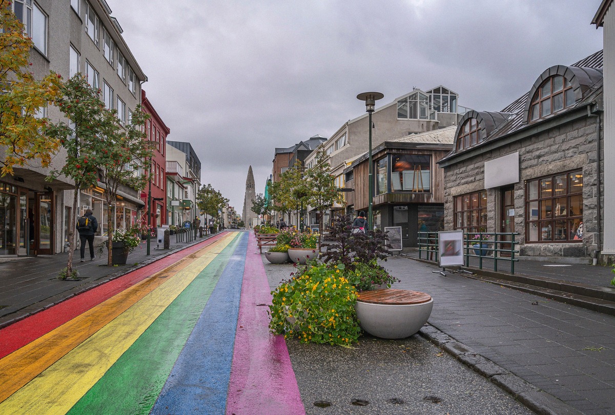 De regenboogkleurige straat Skólavörðustígur met de Hallgrímskirkja in Reykjavík