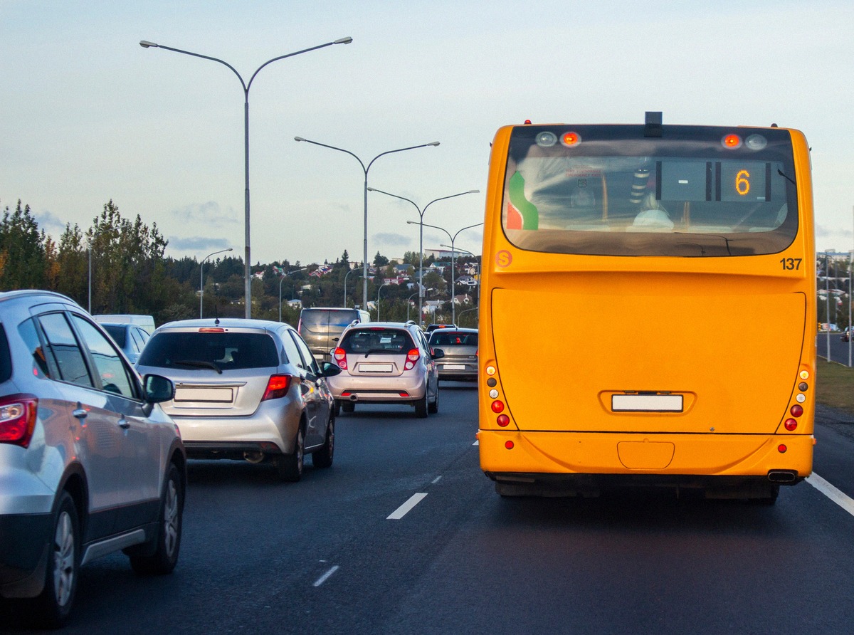 Žlutý městský autobus Strætó linky 6 v Reykjavíku